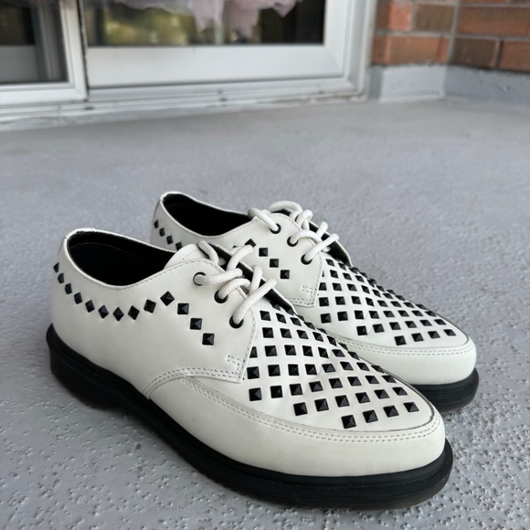 Dr. Martens Willis Stud LEATHER Shoes - Picture 3 of 6